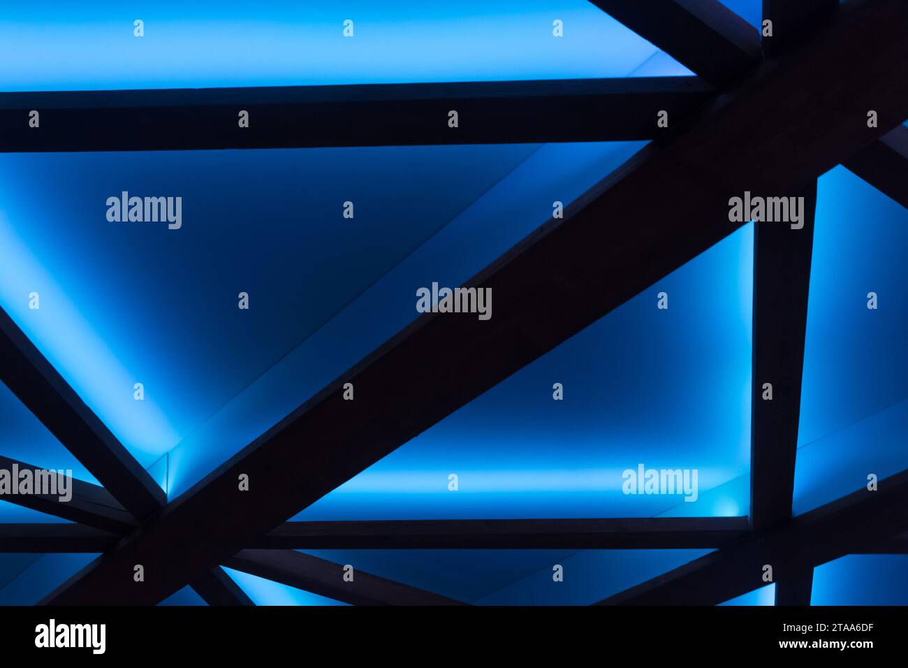 Holzdielen Element Objekt Detail Teil Innendecke in blauem Neonlicht Dekoration. Stockfoto