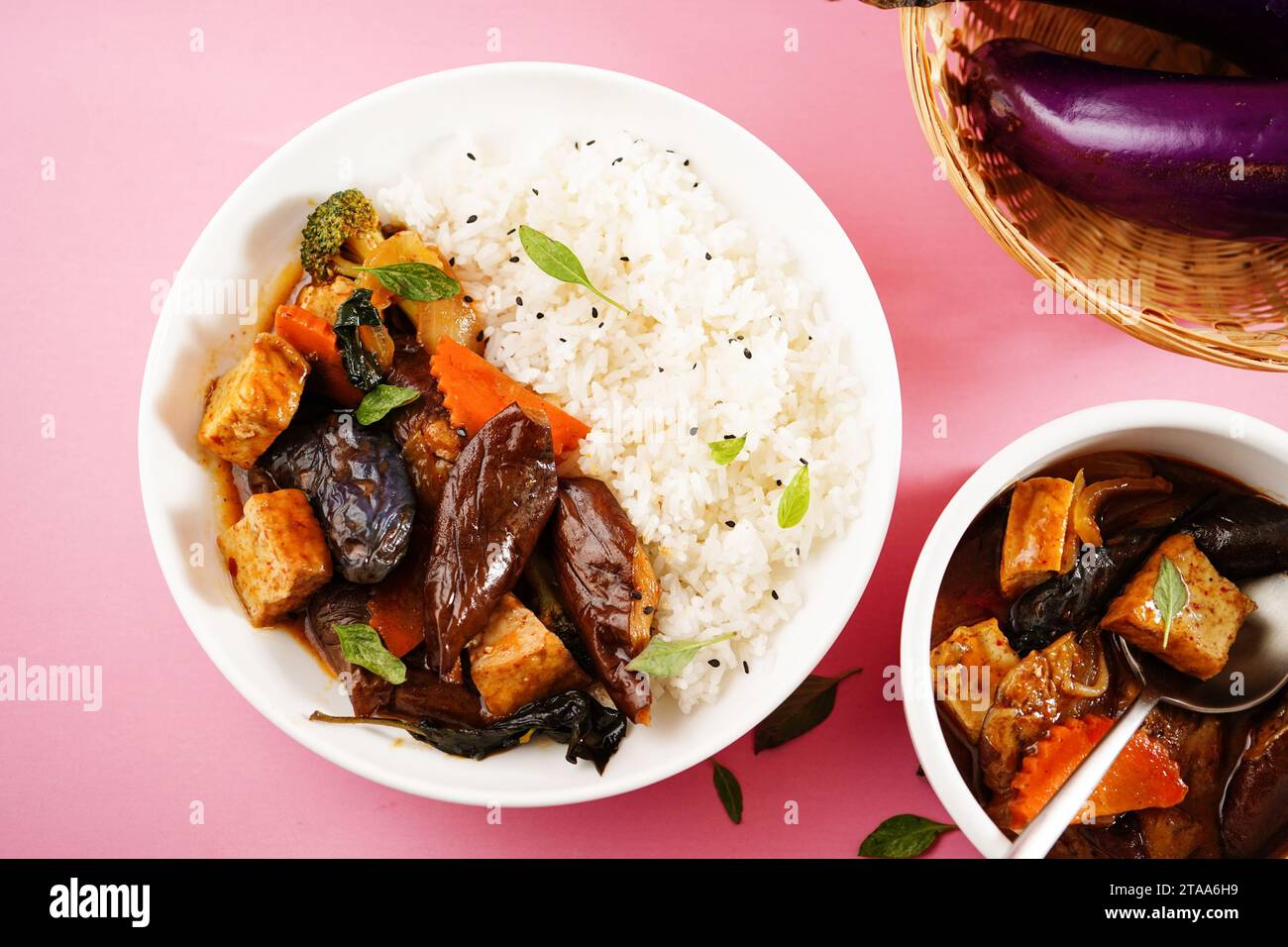 Hausgemachtes Thai-Auberginen-Curry mit Gemüse, serviert mit Reis Stockfoto