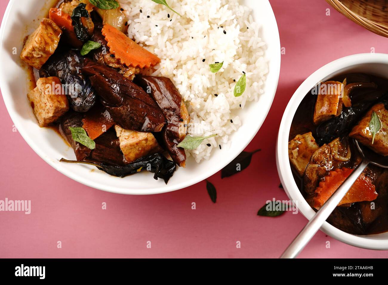 Hausgemachtes Thai-Auberginen-Curry mit Gemüse, serviert mit Reis Stockfoto