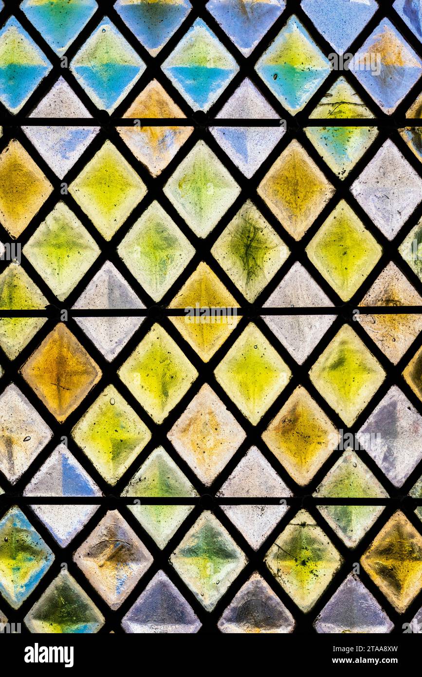 Buntglasfenster im Palast der Päpste, Avignon, Vaucluse, Frankreich Stockfoto