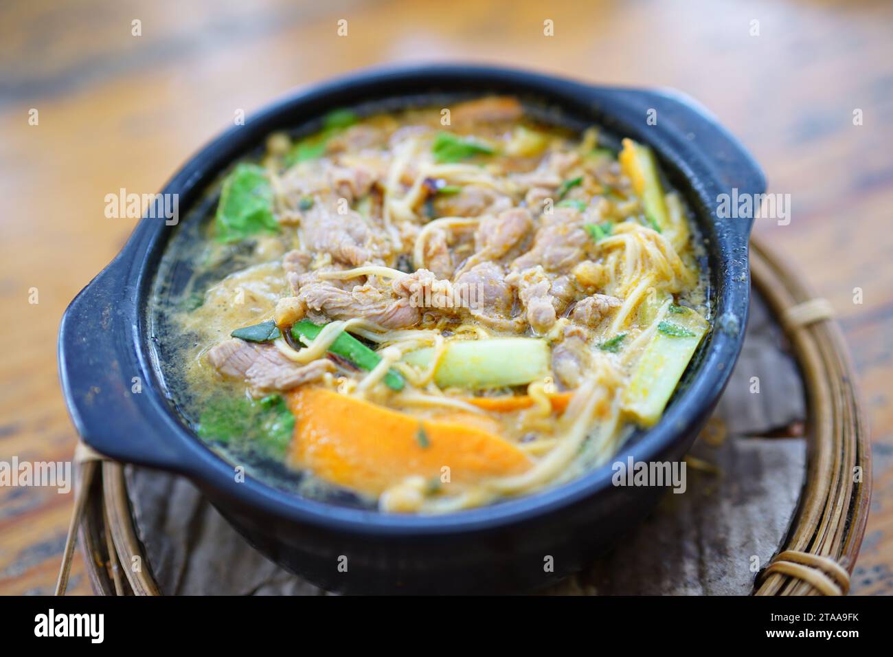Heiße Nudeln mit Rindfleisch und Gemüse Stockfoto