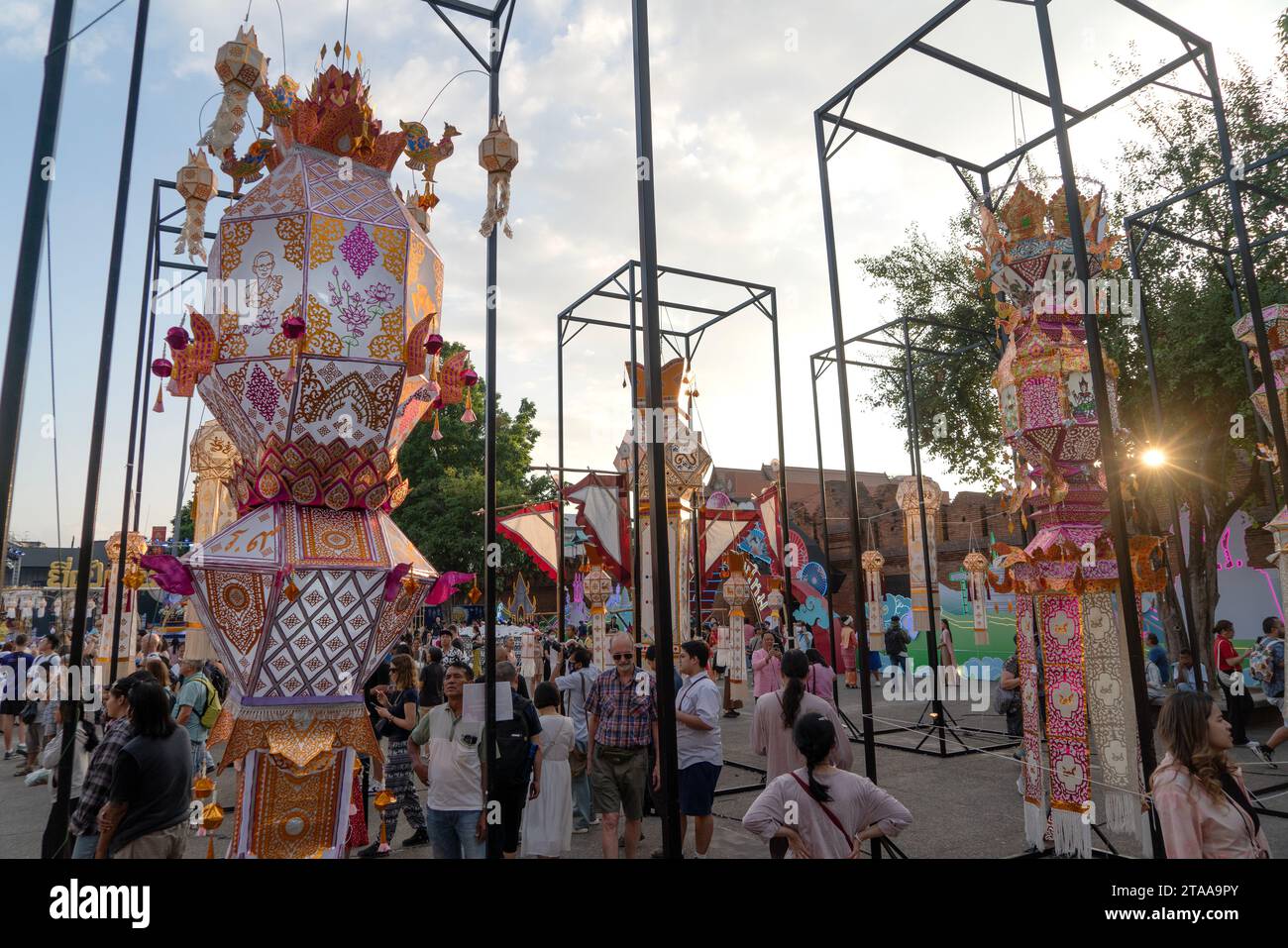 CHIANGMAI - 28. NOVEMBER 2023 : Loy Krathong oder Yee Peng Festival, das jährliche Festival, das am 28. November 2023 in Chiang-Mai, Thailand stattfindet. Stockfoto