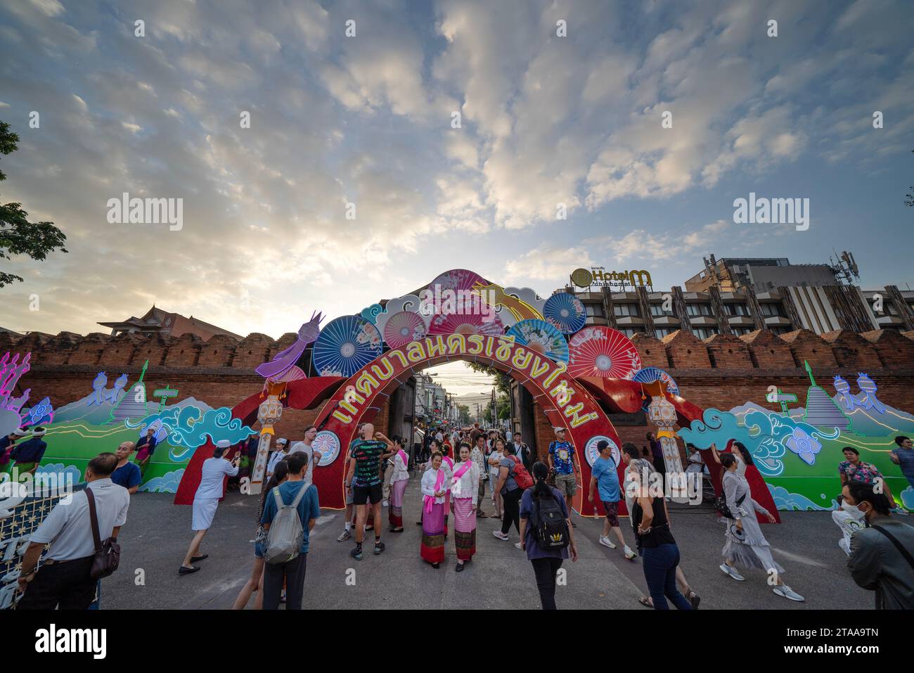 CHIANGMAI - 28. NOVEMBER 2023 : Loy Krathong oder Yee Peng Festival, das jährliche Festival, das am 28. November 2023 in Chiang-Mai, Thailand stattfindet. Stockfoto