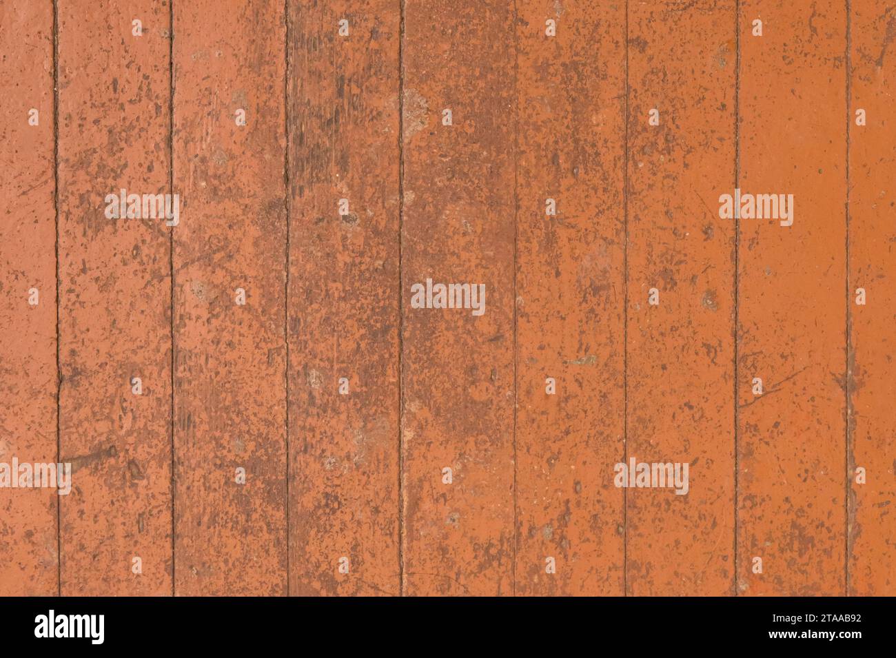 Schäbige alte dreckige, abgenutzte, abblätternde braune Holzfußboden-Textur-Bretter Hintergrund Holzschreibtisch. Stockfoto