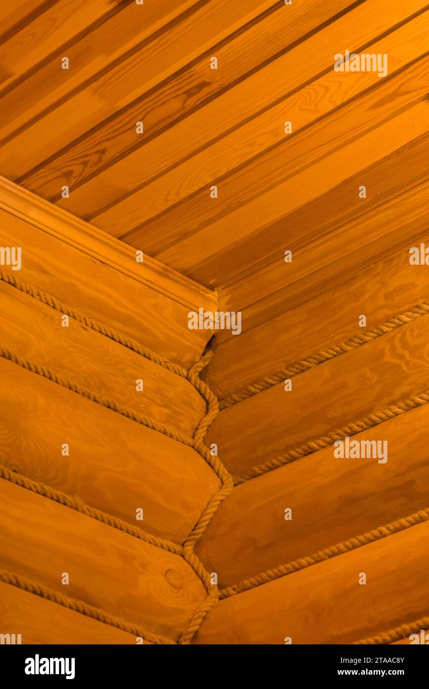 Winkelgelenk Holz Orange Logs Deckenobjektdetails Linie Und Streifen Diagonale Teil Innendekoration Design. Stockfoto