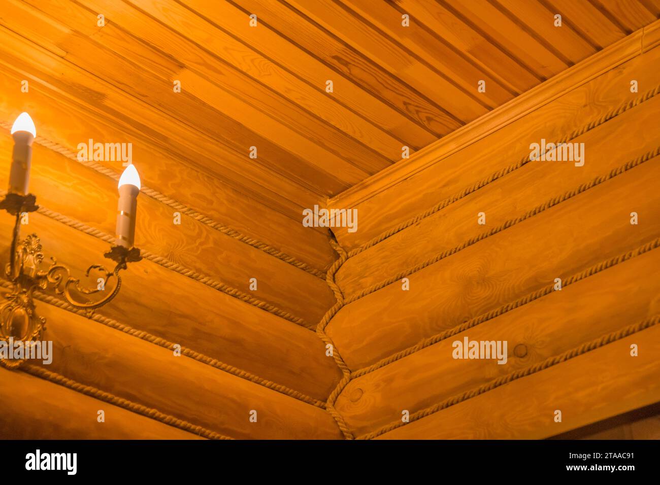 Winkelgelenk Holz Orange Logs Deckenobjektdetails Linie Und Streifen Diagonalteil Innendekoration Design Brennende Kerzen. Stockfoto