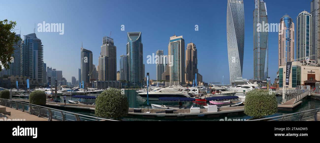 Der Dubai Marina District bietet einen futuristischen gehobenen Lebensstil, Dubai VAE Stockfoto