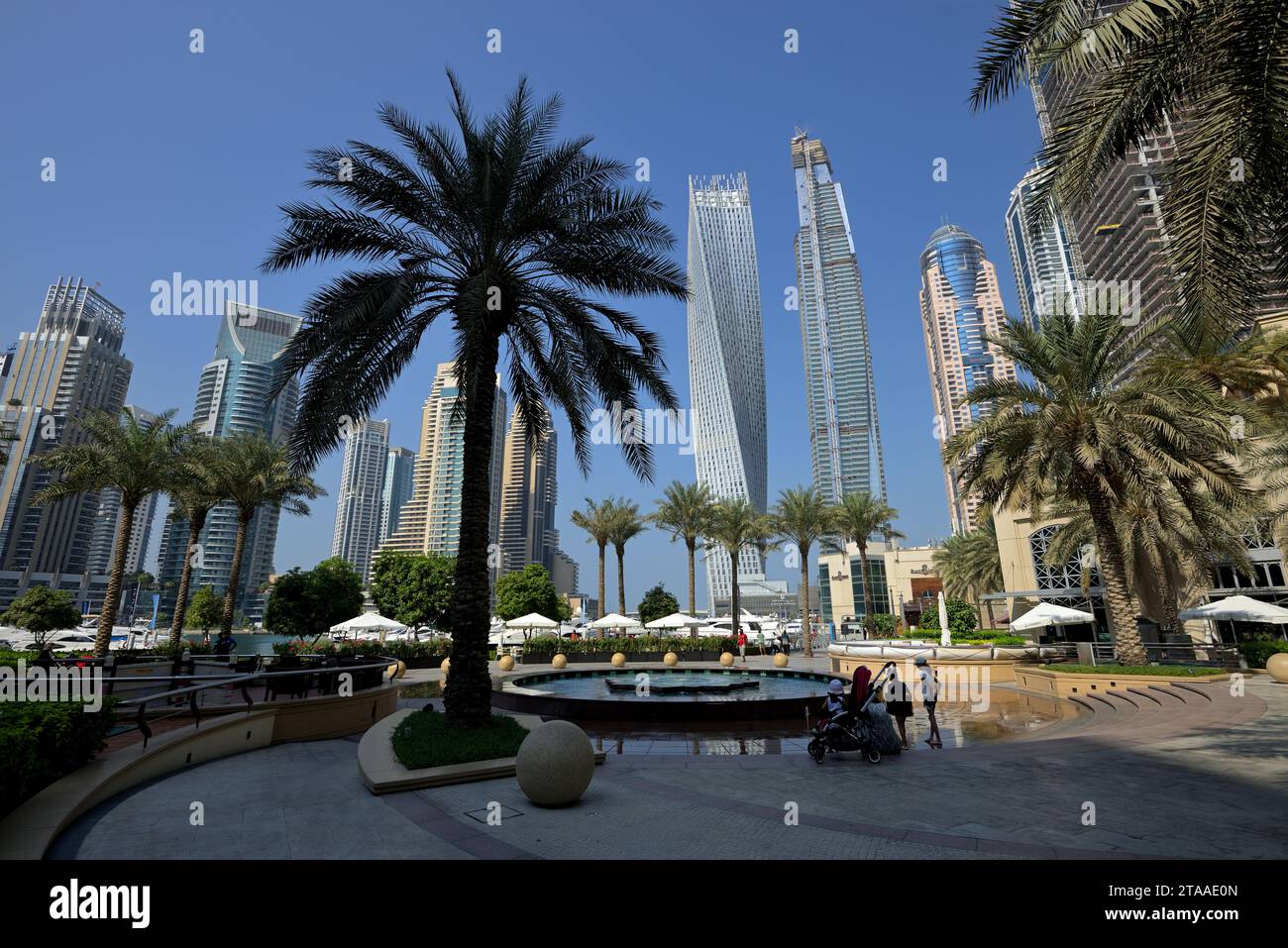 Der Dubai Marina District bietet einen futuristischen gehobenen Lebensstil, Dubai VAE Stockfoto