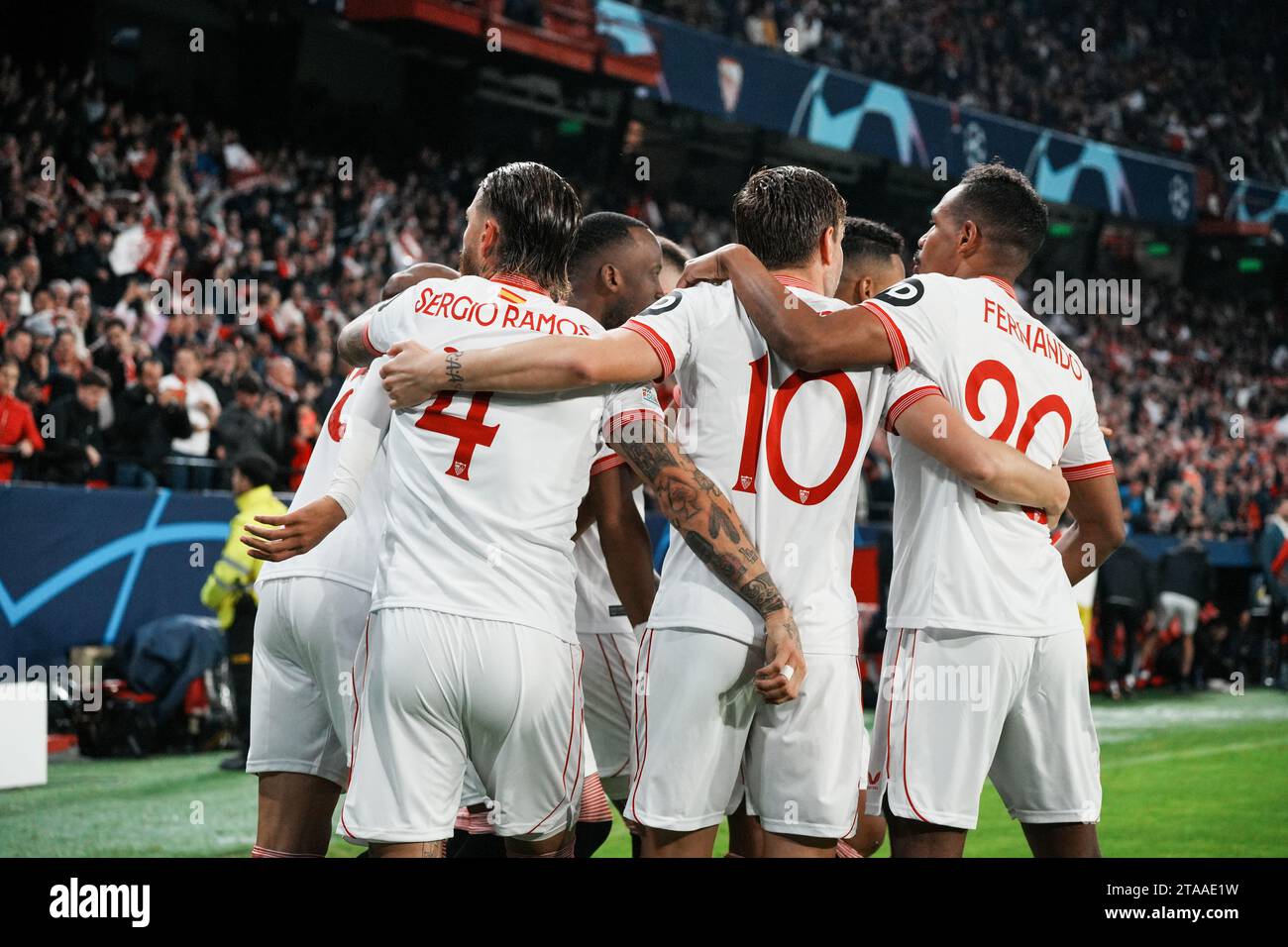 Sevilla, Spanien. November 2023. Die Spieler Sevillas feiern ein Tor