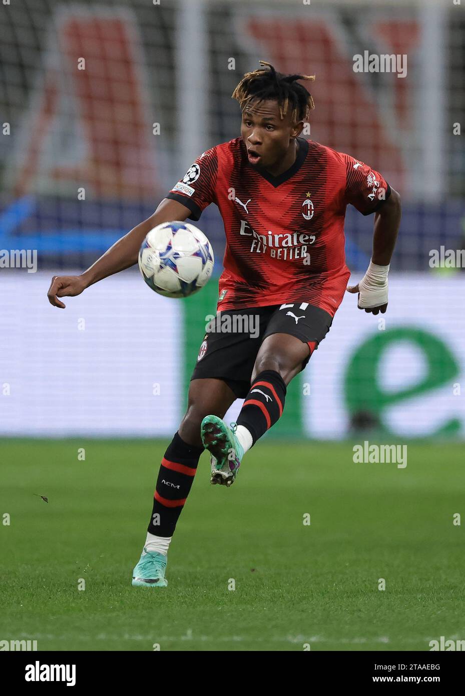Mailand, Italien. November 2023. Samuel Chukwueze vom AC Milan während des UEFA Champions League-Spiels in Giuseppe Meazza, Mailand. Der Bildnachweis sollte lauten: Jonathan Moscrop/Sportimage Credit: Sportimage Ltd/Alamy Live News Stockfoto