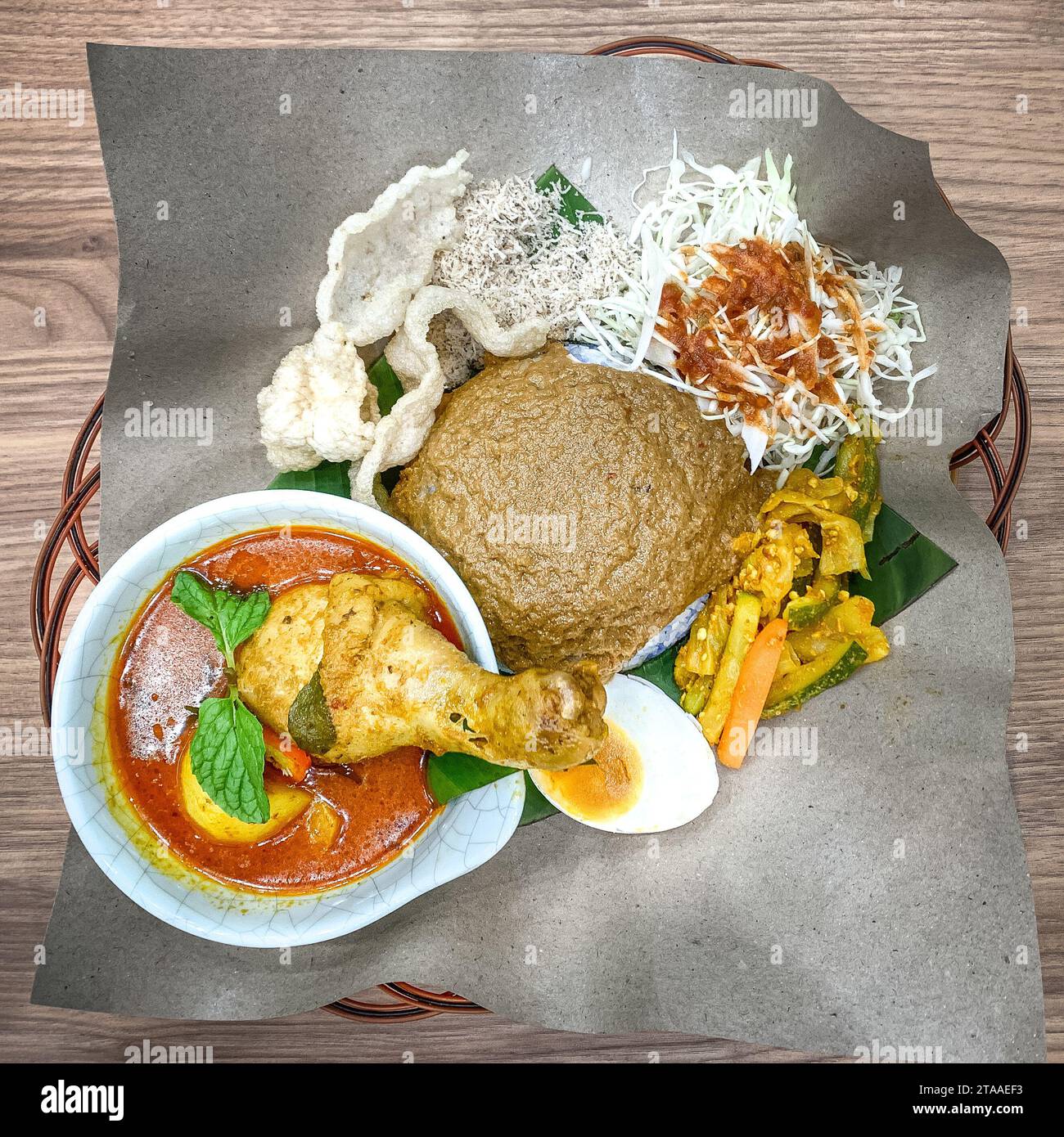 Nasi Kerabu mit Curryhuhn, ein beliebtes traditionelles malaiisches Essen in Malaysia. Draufsicht. Stockfoto