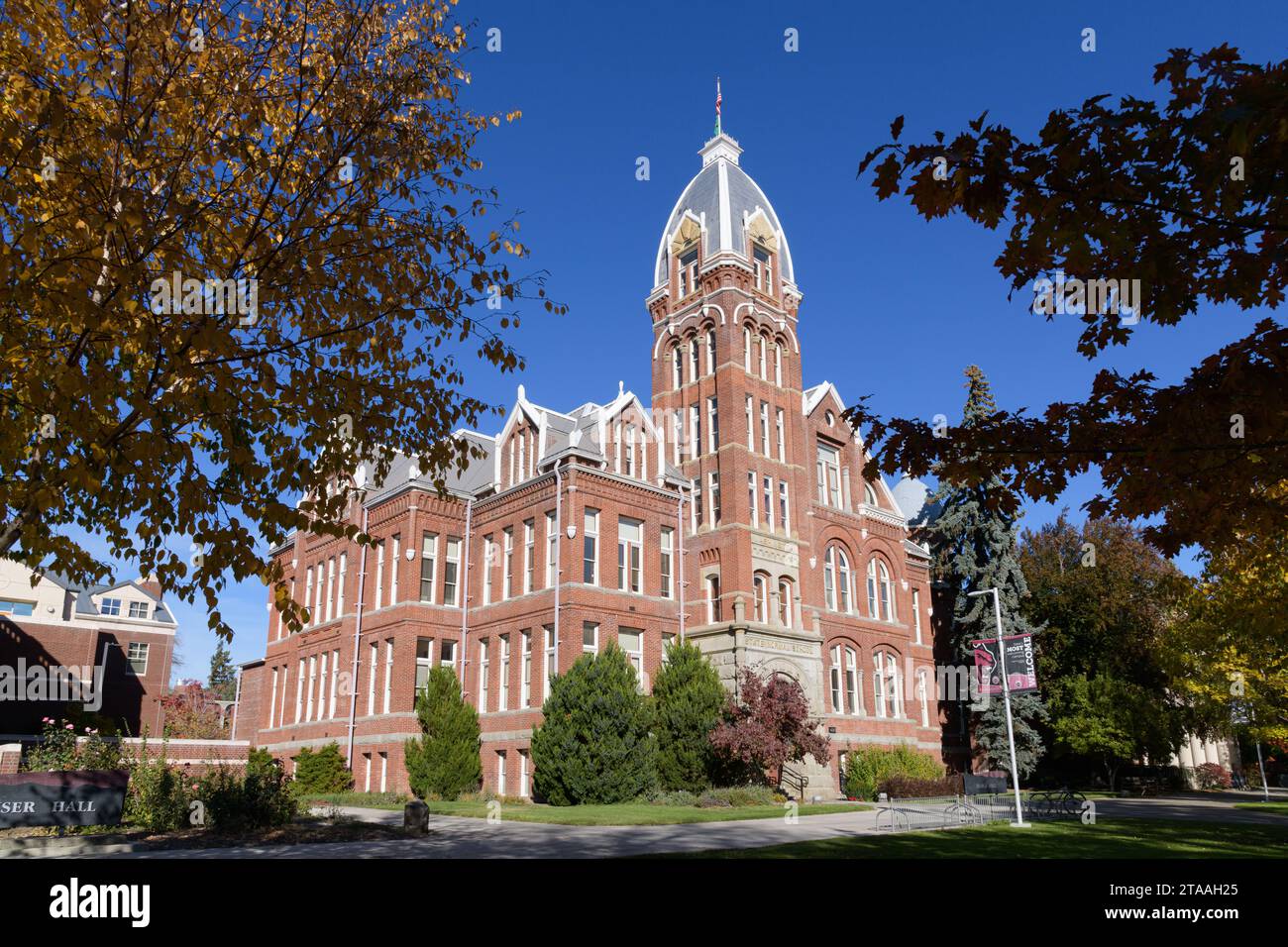 Ellensburg, WA, USA - 20. Oktober 2023; kunstvolles Gebäude der Barge Hall an der Central Washington University unter blauem Himmel Stockfoto