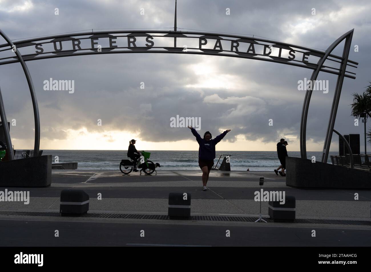 Surfers Paradise Australia; 24. September 2023; Surfers Paradise ikonisches skulpturales Schild am Ufer des Surfers Paradise stellt junge weibliche Touristen für Selfie als Frau dar Stockfoto