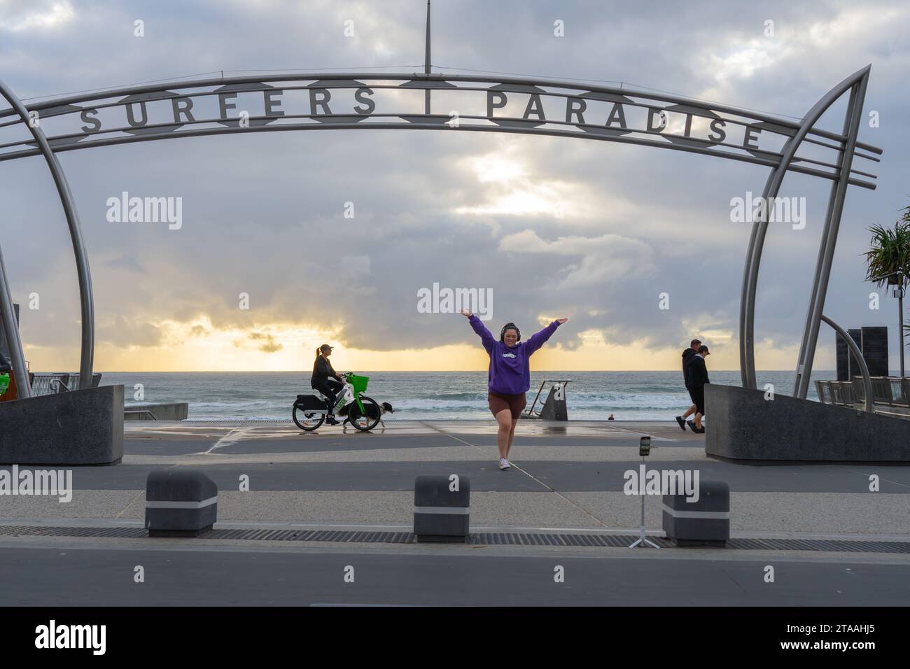 Surfers Paradise Australia; 23. September 2023; Surfers Paradise ikonisches skulpturales Schild am Ufer des Surfers Paradise stellt junge weibliche Touristen für Selfie als Frau dar Stockfoto
