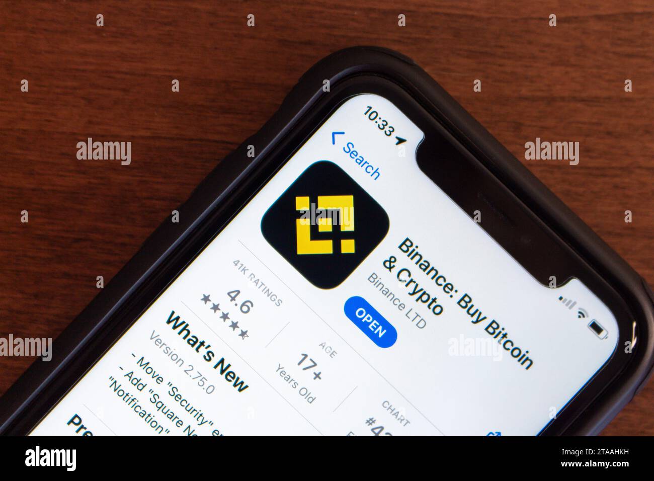 Binance App im App Store auf dem iPhone-Bildschirm angezeigt. Binance ist die Blockchain-basierte Kryptowährungsplattform, die 2017 von Changpeng Zhao gegründet wurde Stockfoto