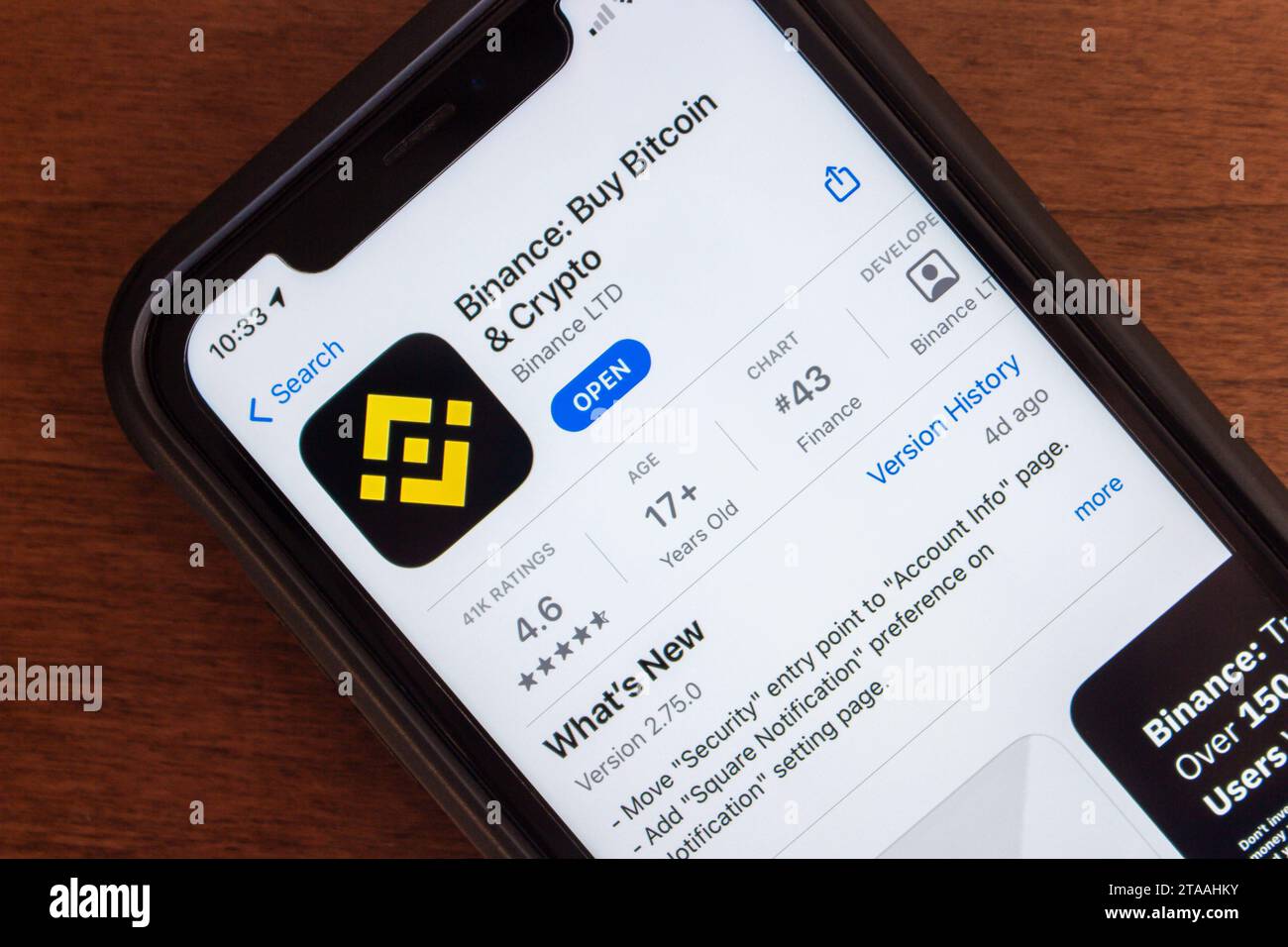 Binance App im App Store auf dem iPhone-Bildschirm angezeigt. Binance ist die Blockchain-basierte Kryptowährungsplattform, die 2017 von Changpeng Zhao gegründet wurde Stockfoto