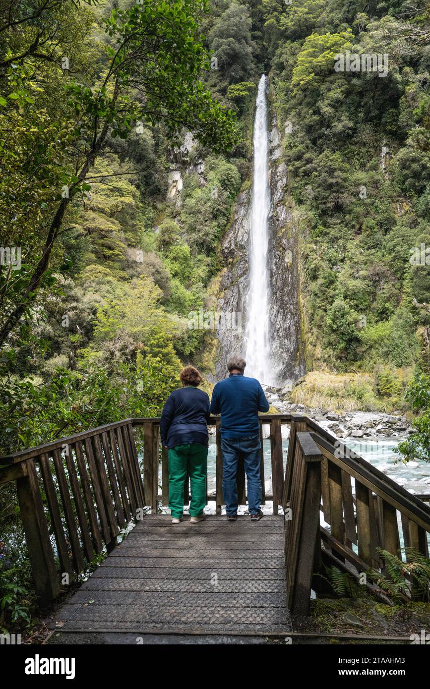 Roadtrip durch die Südinsel Neuseelands. Die Thunder Creek Falls sind an einem extrem hohen und leicht zugänglichen 96 Meter hohen Wasserfall zu sehen Stockfoto