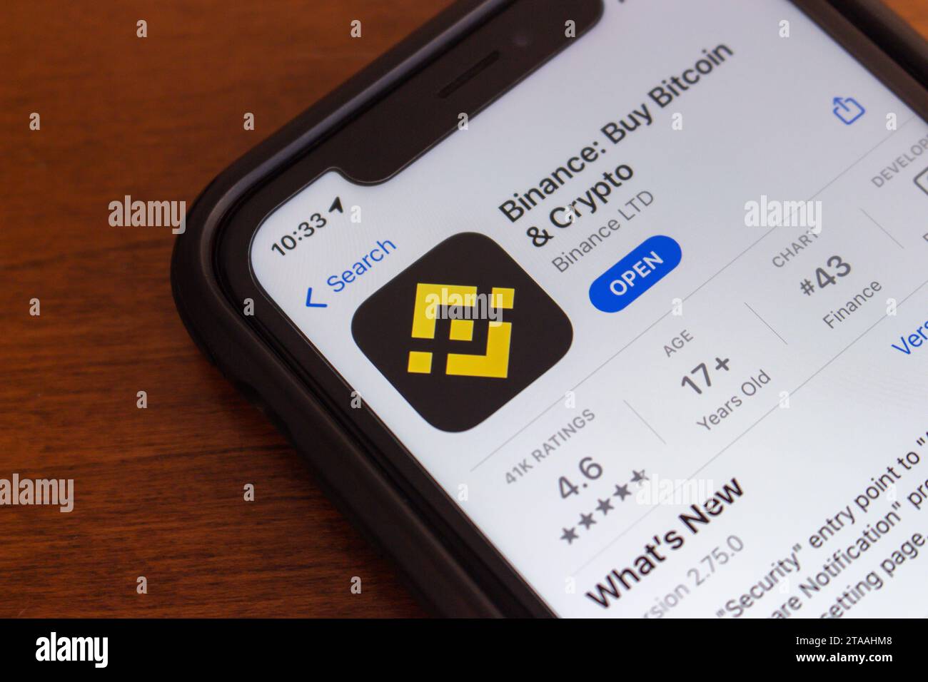 Binance App im App Store auf dem iPhone-Bildschirm angezeigt. Binance ist die Blockchain-basierte Kryptowährungsplattform, die 2017 von Changpeng Zhao gegründet wurde Stockfoto