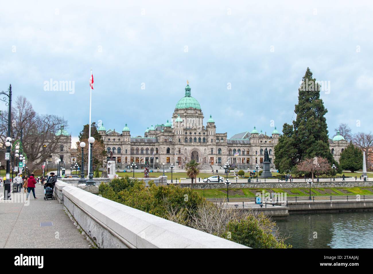 Victoria, KANADA - 4. Januar 2023: Bild der Parlamentsgebäude von British Columbia, Sitz der Legislative Assembly von British Columbia, aus dem Inneren Hafen Stockfoto