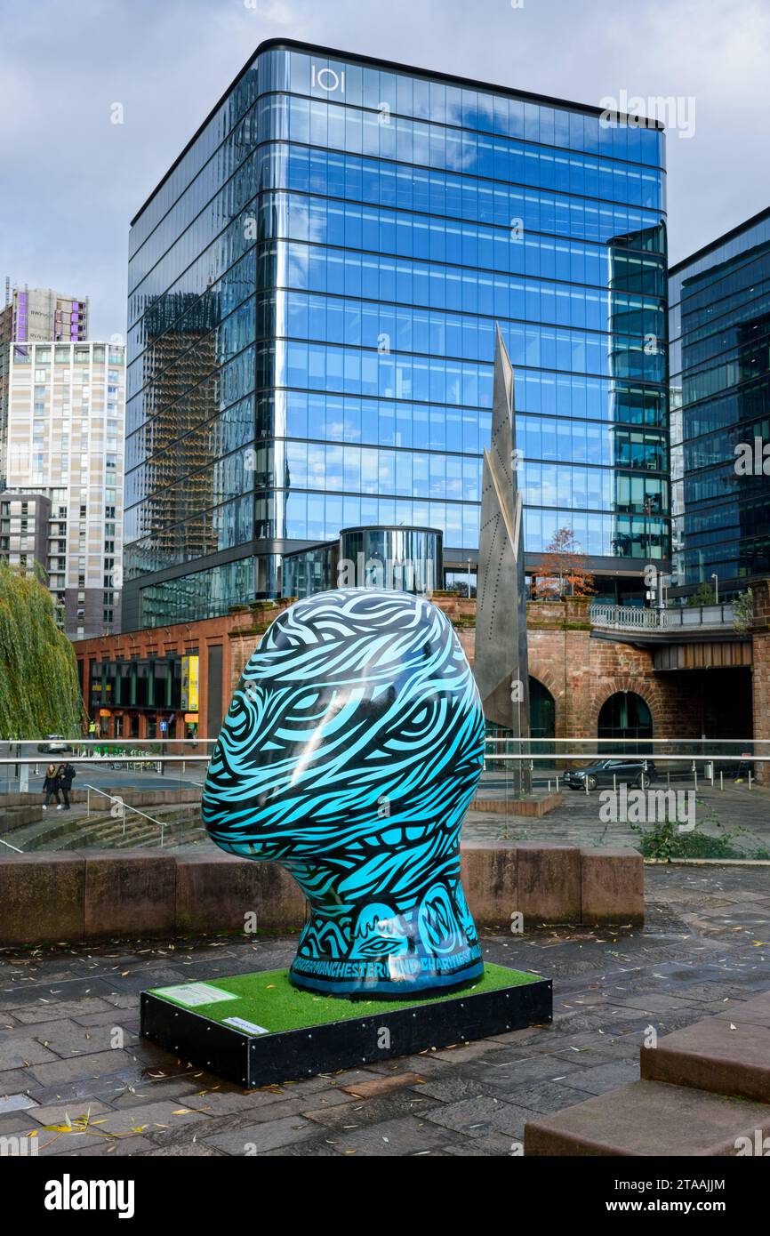 Das Embankment Building von 101 und die Blue Mind Skulptur von Tom J Newall, Greengate Square, Salford, Manchester, England, UK Stockfoto