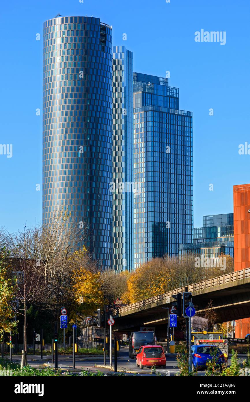 Die Appartementblöcke Three60, The Blade und The Elizabeth Tower überqueren den Mancunian Way Elevated Road in Manchester, England, Großbritannien Stockfoto