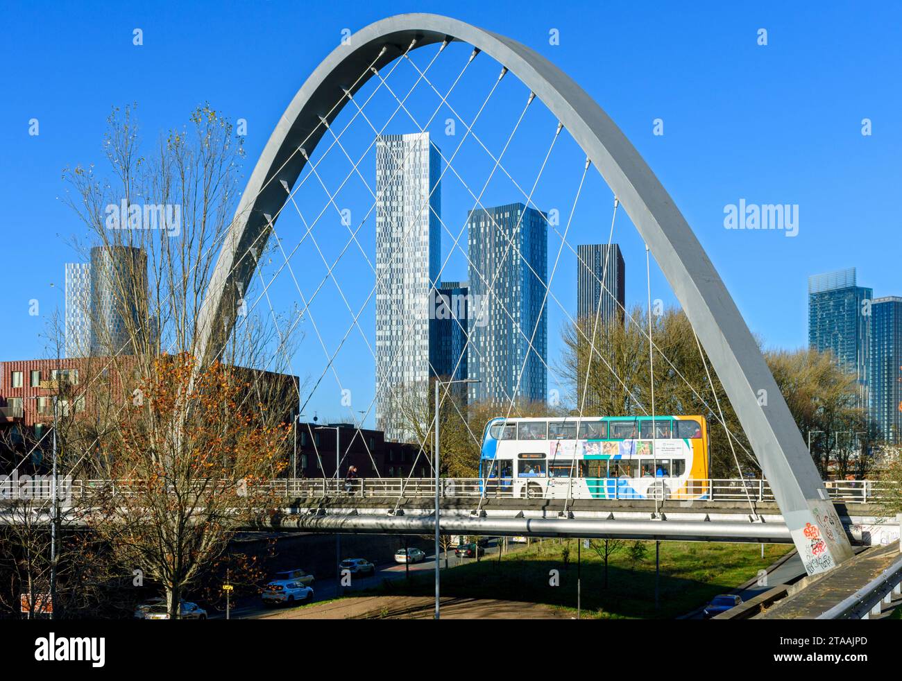 Die Deansgate Square Apartmenthäuser durch die Hulme Arch Bridge, Manchester, England, Großbritannien Stockfoto