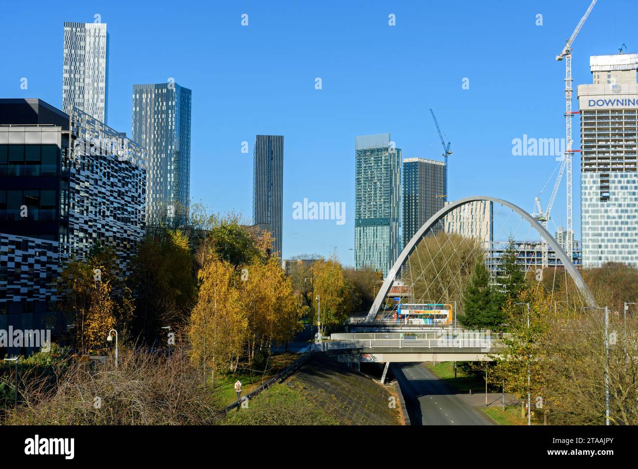 Die Skyline des Stadtzentrums von Manchester über die Brücke Hulme Arch an der Princess Road, Manchester, England, Großbritannien Stockfoto