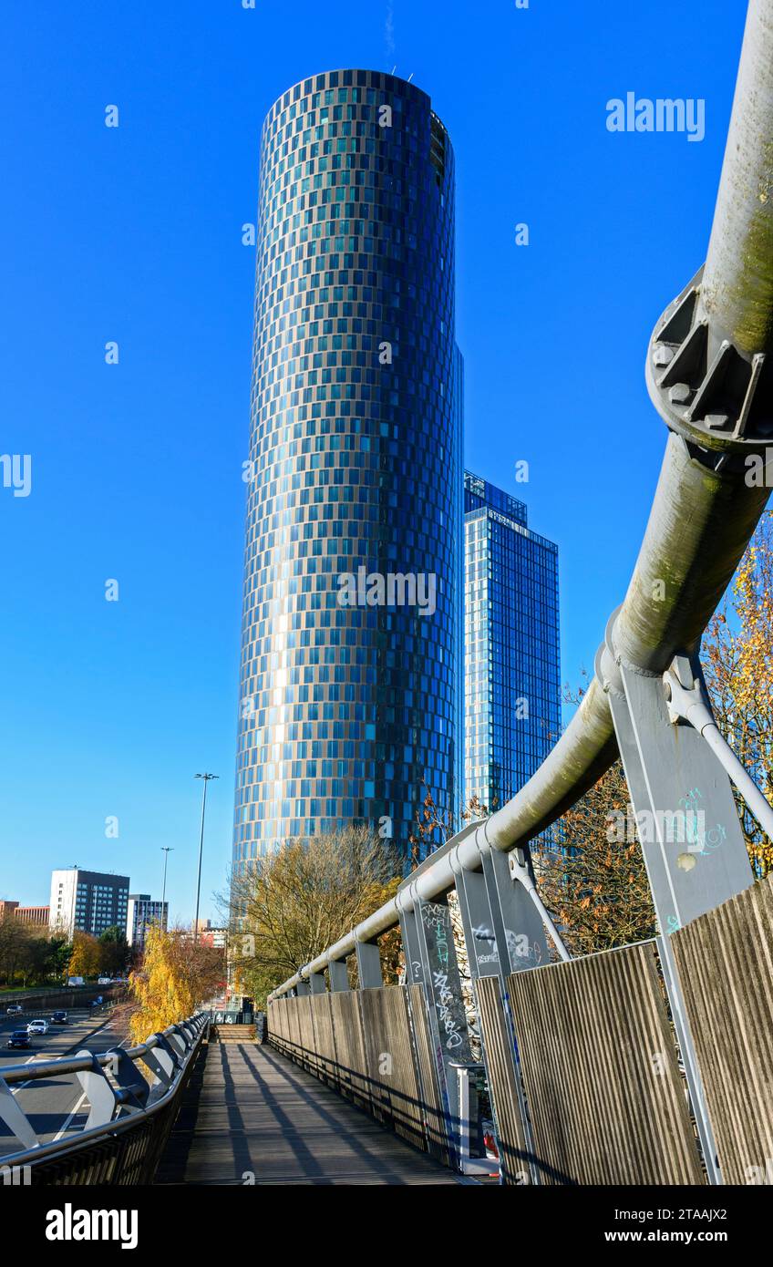 Das Three60 und das Elizabeth Tower Apartmentblöcke von der Mancunian Way Fußgängerbrücke entfernt, Manchester, England, Großbritannien Stockfoto