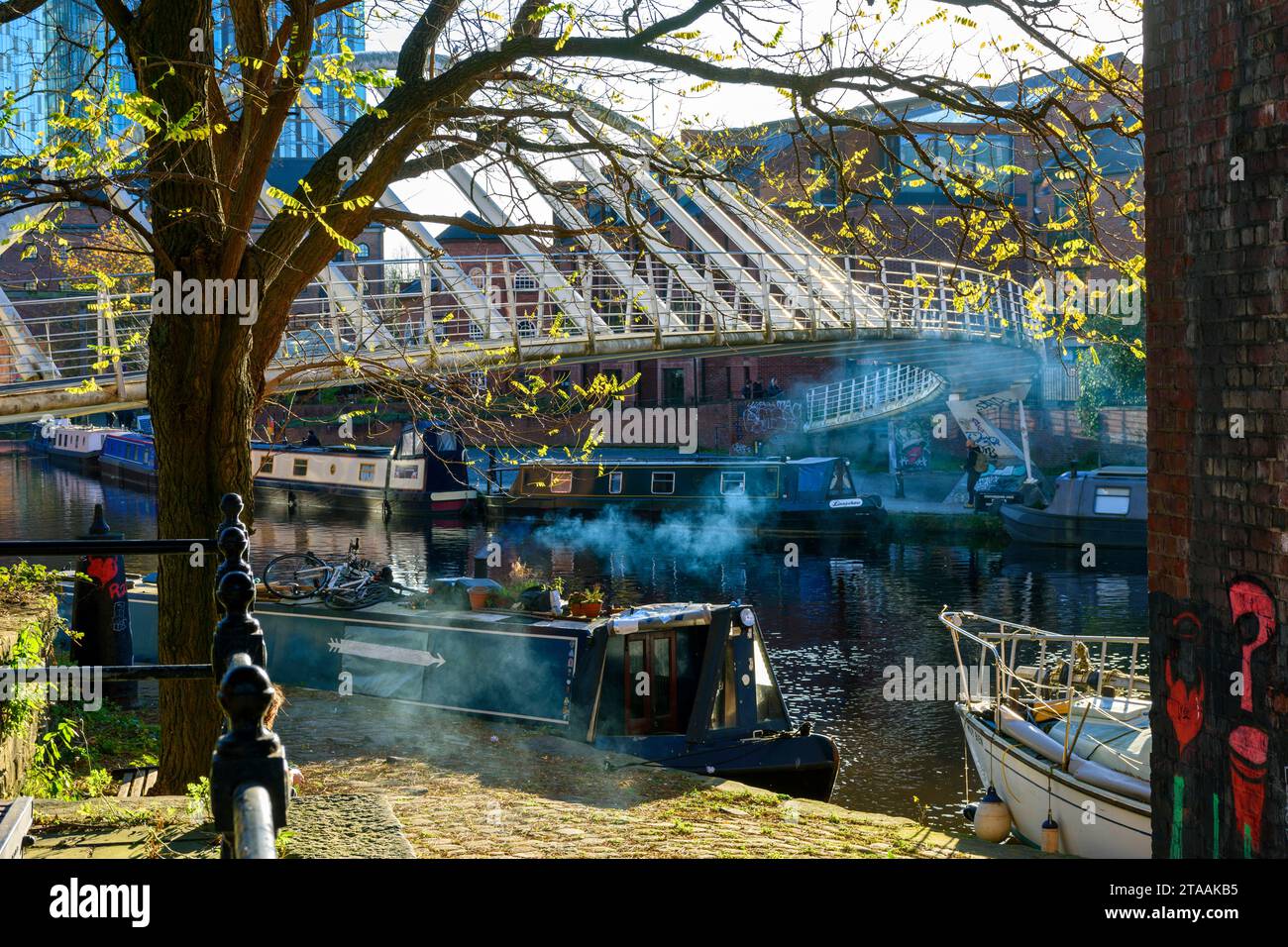 Die Merchants' Bridge über den Bridgewater Canal am Catalan Square, Castlefield Basin, Manchester, England, Großbritannien Stockfoto