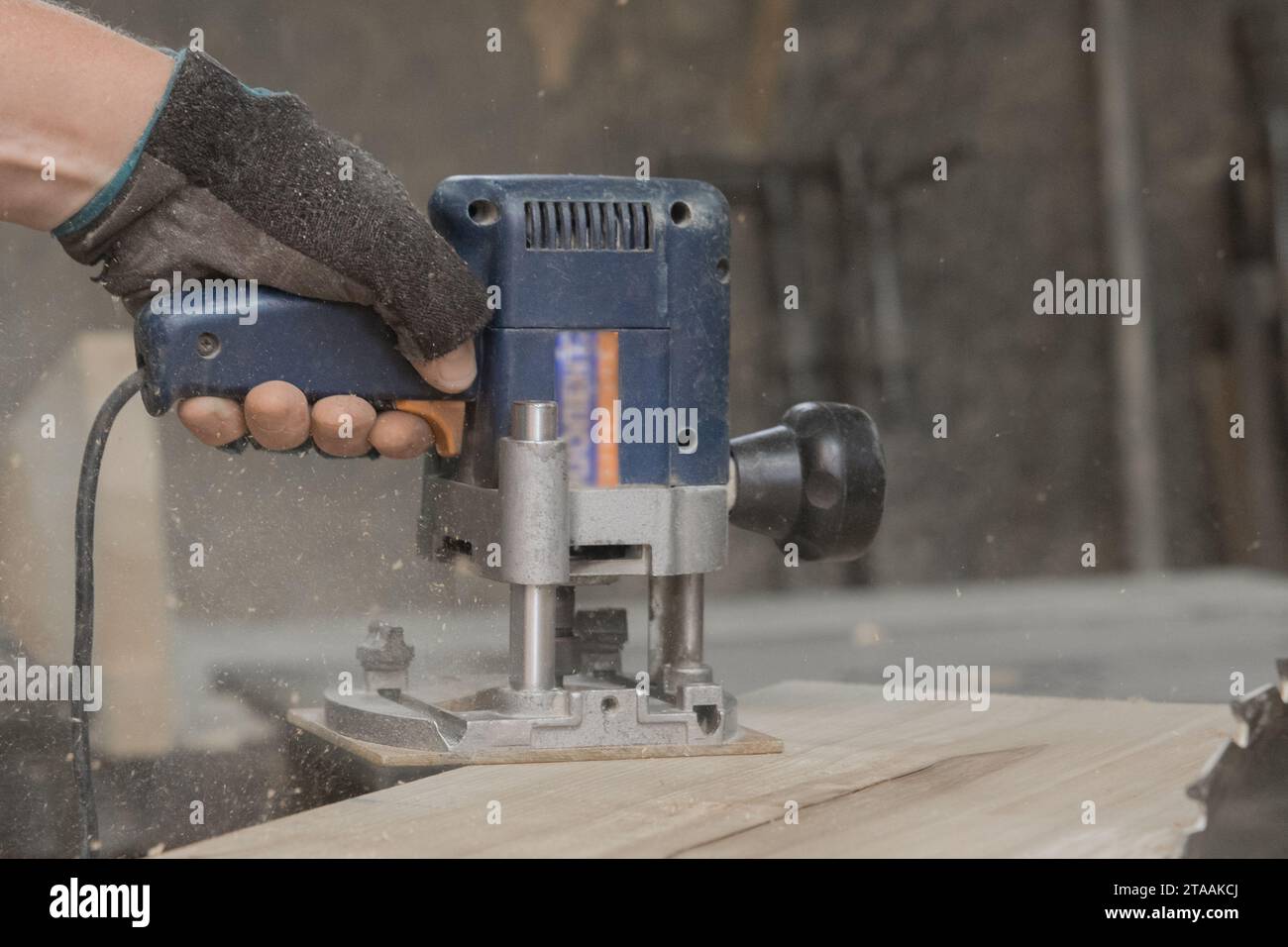 Hand männlicher Arbeiter Industrie Schleifer Werkzeug Holzbearbeitungsplatte industrielle Plank Ausrüstung Nahaufnahme. Stockfoto