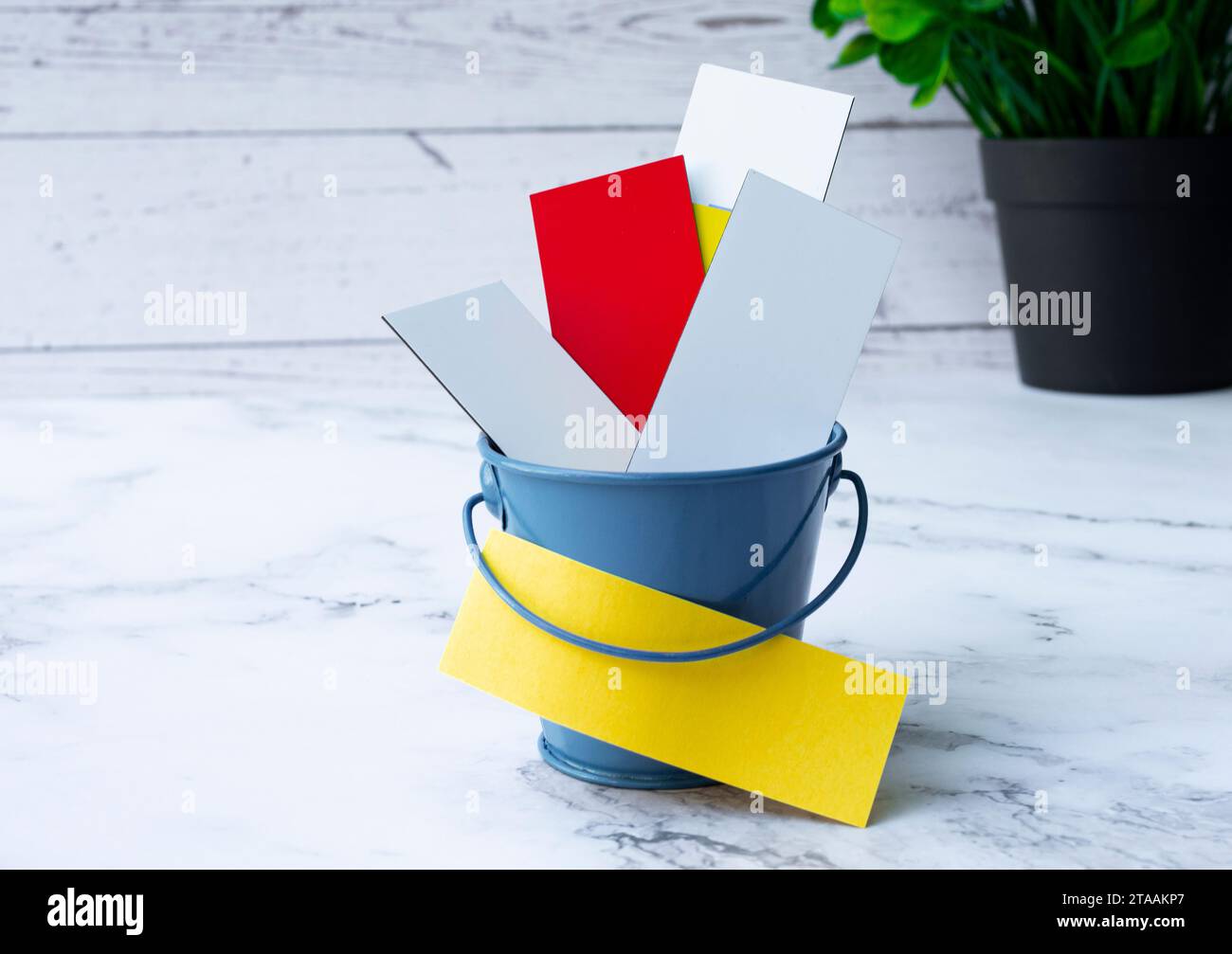 Buntes Papier in einem blauen Eimer mit Kopierraum. Bucket-Liste. Stockfoto