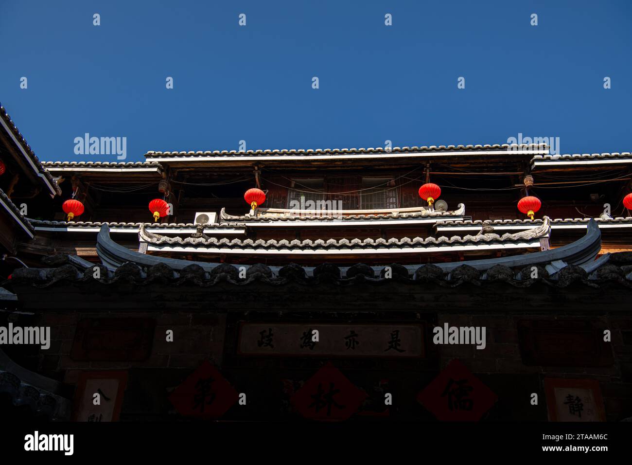 Hekeng Tulou Cluster am frühen Morgen. Tulou ist die einzigartige traditionelle ländliche Wohnung von Hakka. Capture Translaton from Chinese: Earth Building Stockfoto Hekeng Tulou Cluster am frühen Morgen. Tulou ist die einzigartige traditionelle ländliche Wohnung von Hakka. Capture Translaton from Chinese: Earth Building Stockfoto