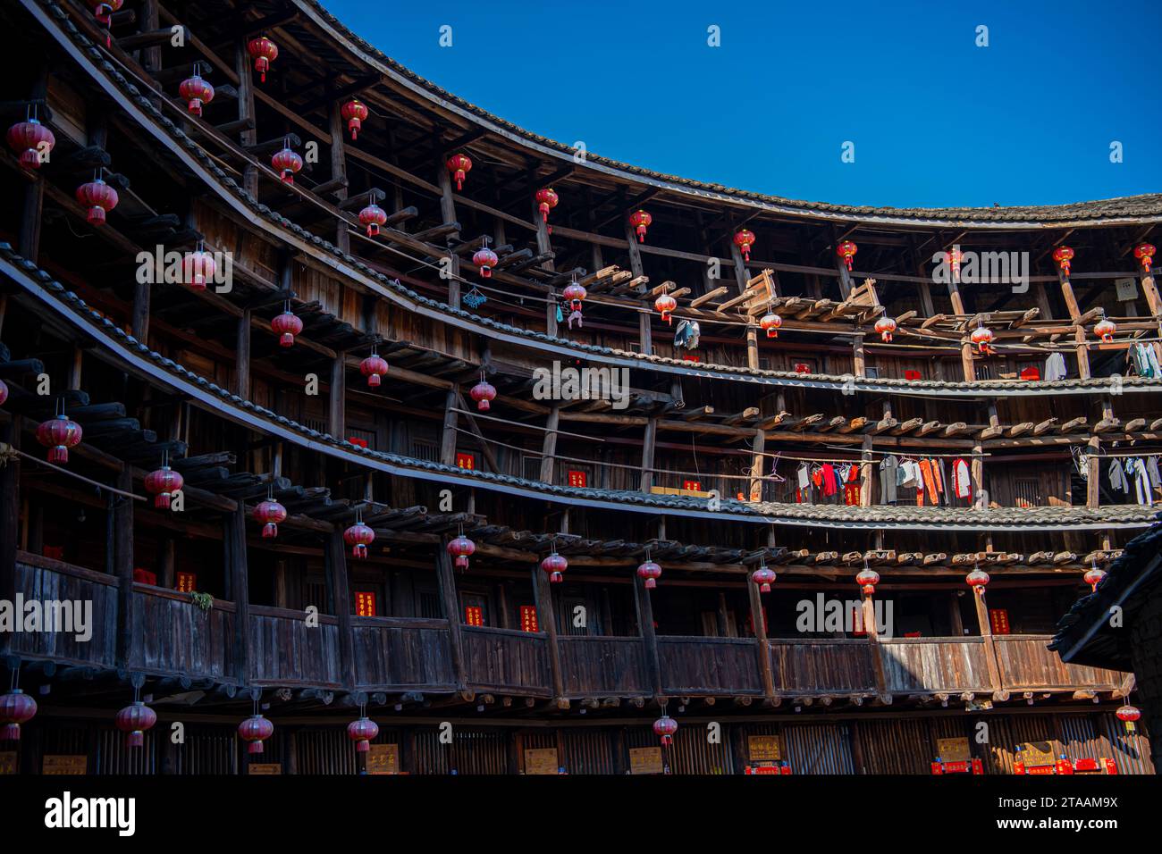 TULOU CLUSTER, FUJIAN, CHINA. 17. FEBRUAR 2021: Yuchang-Gebäude für das chinesische Neujahr dekoriert Stockfoto TULOU CLUSTER, FUJIAN, CHINA. 17. FEBRUAR 2021: Yuchang-Gebäude für das chinesische Neujahr dekoriert Stockfoto