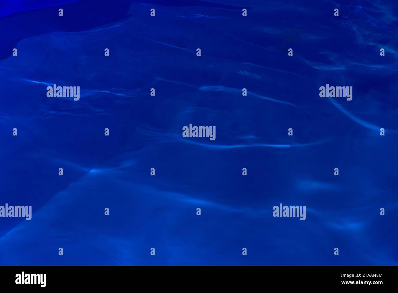 Blaues dunkles klares Poolwasser abstraktes Naturmuster Reflexion Wellenoberfläche transparente Unterwasser tiefer Hintergrund. Stockfoto