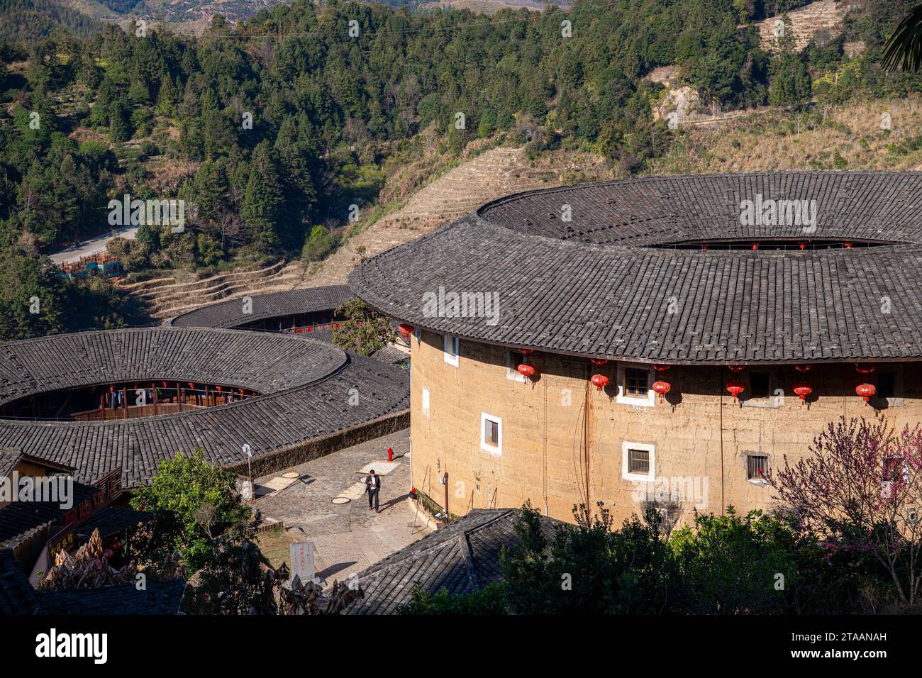 Nahaufnahme des Tulou-Gebäudes im Tianluokeng Tulou Cluster, Fujian, China. Blauer Himmel, traditionelle chinesische Laternen Stockfoto Nahaufnahme des Tulou-Gebäudes im Tianluokeng Tulou Cluster, Fujian, China. Blauer Himmel, traditionelle chinesische Laternen Stockfoto