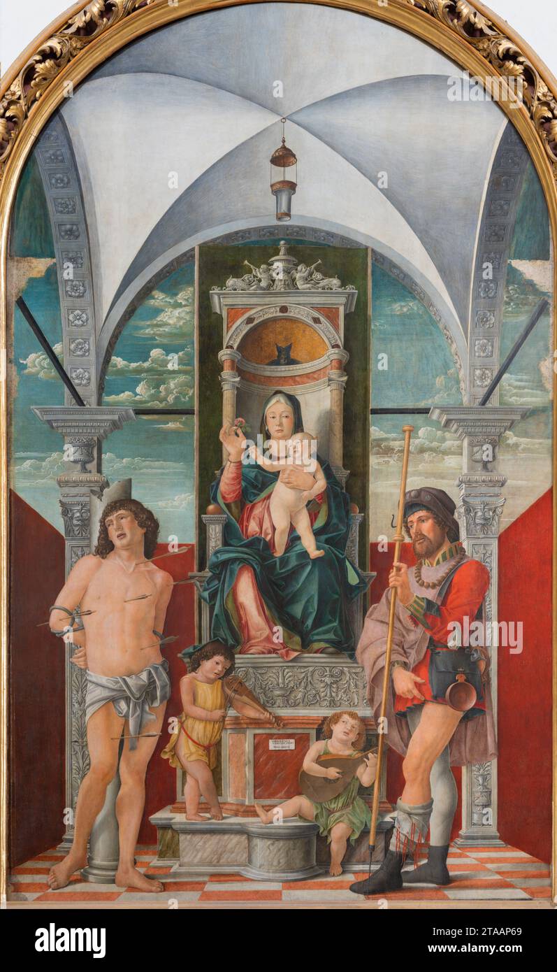 TREVISO, ITALIEN - 8. NOVEMBER 2023: Das Renaissance-Gemälde der Madonna mit der Heiligen Sebastian und St. Roch in der Kathedrale. Stockfoto