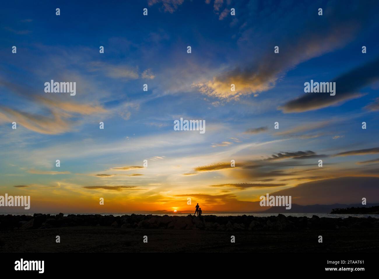Meer bei Sonnenuntergang, Marbella, Costa del Sol, Andalusien, Spanien Stockfoto