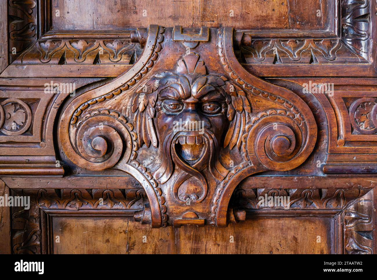 Nahaufnahme der Holzschnitzerei im Palazzo Ducale, Venedig, Italien Stockfoto