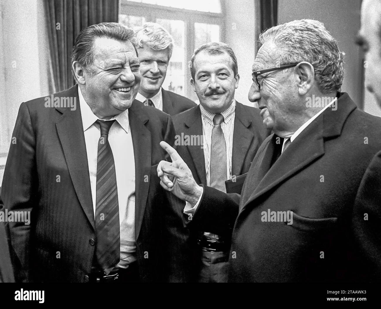 Henry Kissinger, ehemaliger US-Außenminister, Franz Josef Strauß, bayerischer Ministerpräsident, Wildbad Kreuth, Januar 1988 Deutschland, Bayern, Wildbad Kreuth, 08.01.1988, Henry Kissinger, 1923-2023, ehemaliger US-Aussenminister, wird von Franz Josef Strauß, 1915-1988, bayerischer Ministerpräsident und CSU-Vorsitzender, freundschaftlich verabschiedet, Kissinger war Gast bei der CSU Klausurtagung, Mitte rechts: Godel Rosenberg, geb. 1946, damaliger CSU Parteisprecher, Politik, Politiker, 1980er Jahre, 80er Jahre, Geschichte, Zeitgeschichte, historisch, *** Henry Kissinger, ehemaliger US-Staatssekretär Stockfoto