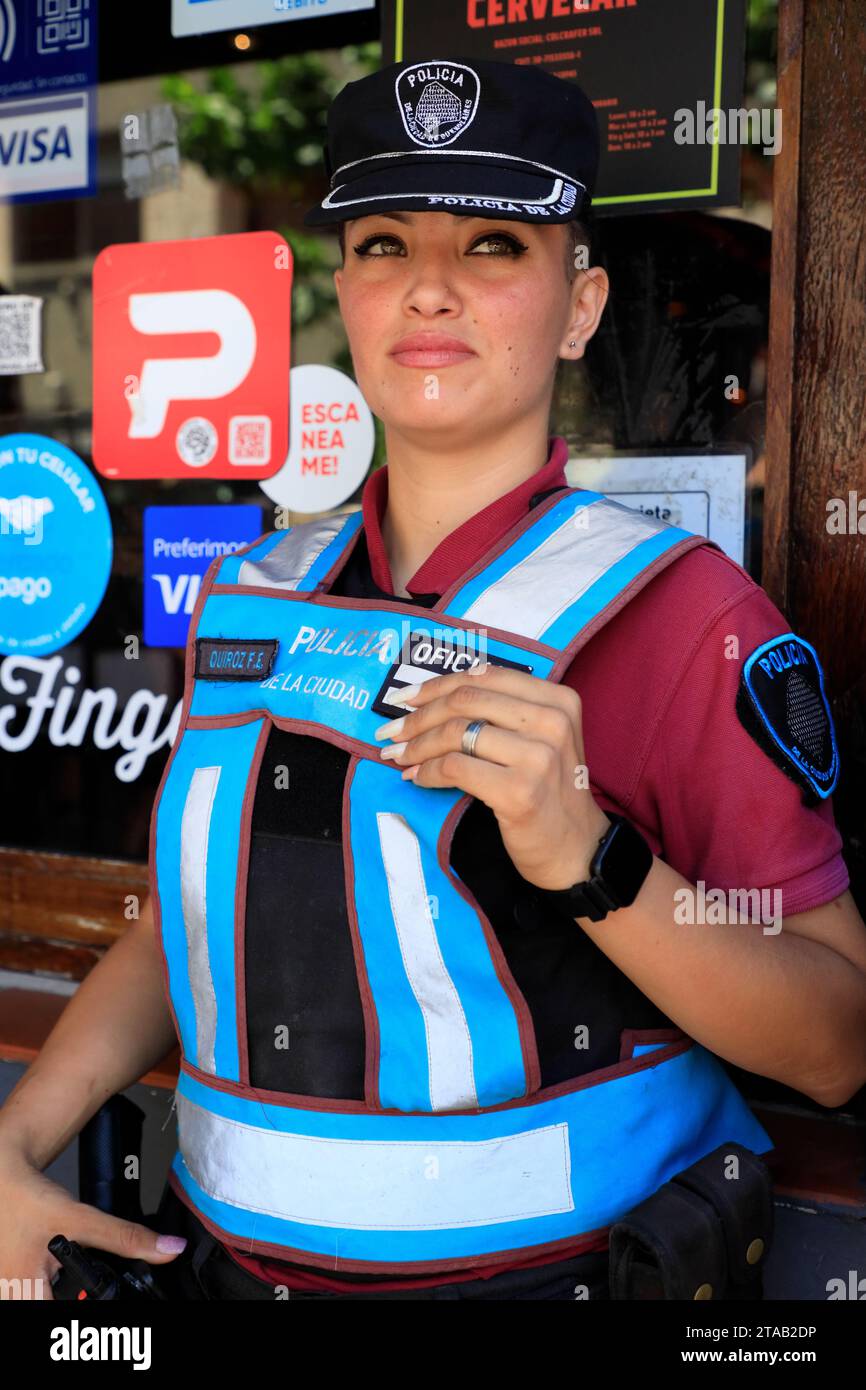 Eine Polizistin patrouilliert auf der Straße von Buenos Aires. Argentinien Stockfoto