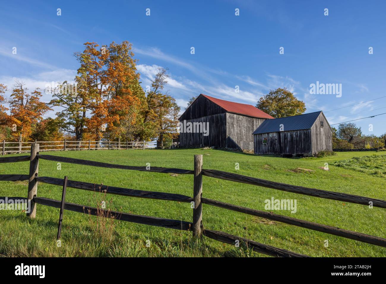 Scheune mit rotem Dach im Herbst, Marlboro, Vermont Stockfoto