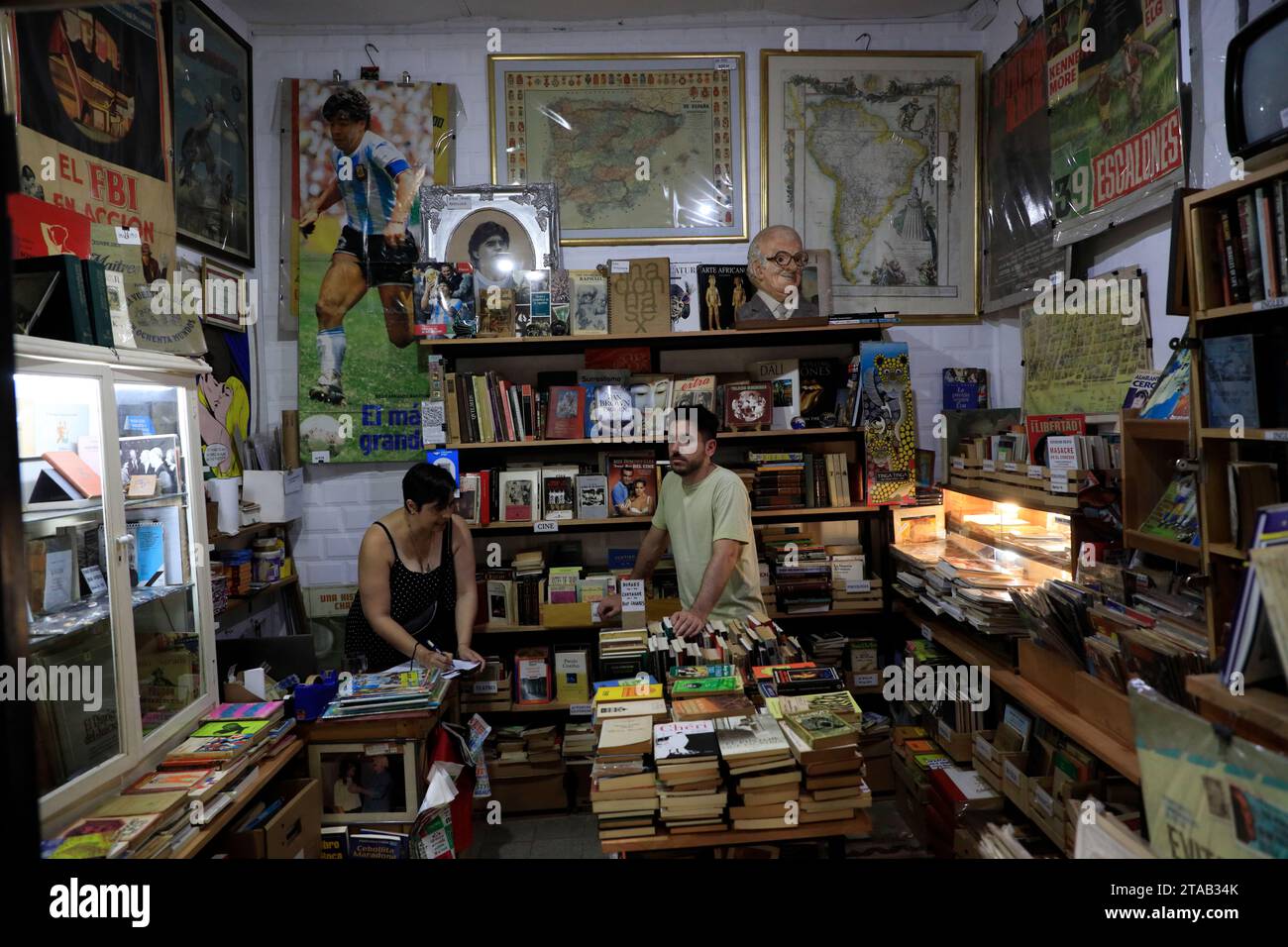 Ein Secondhand-Buchladen mit antiken Karten und Diego Maradona Poster hängen an der Wand im San Telmo Market.Buenos Aires.Argentinien Stockfoto