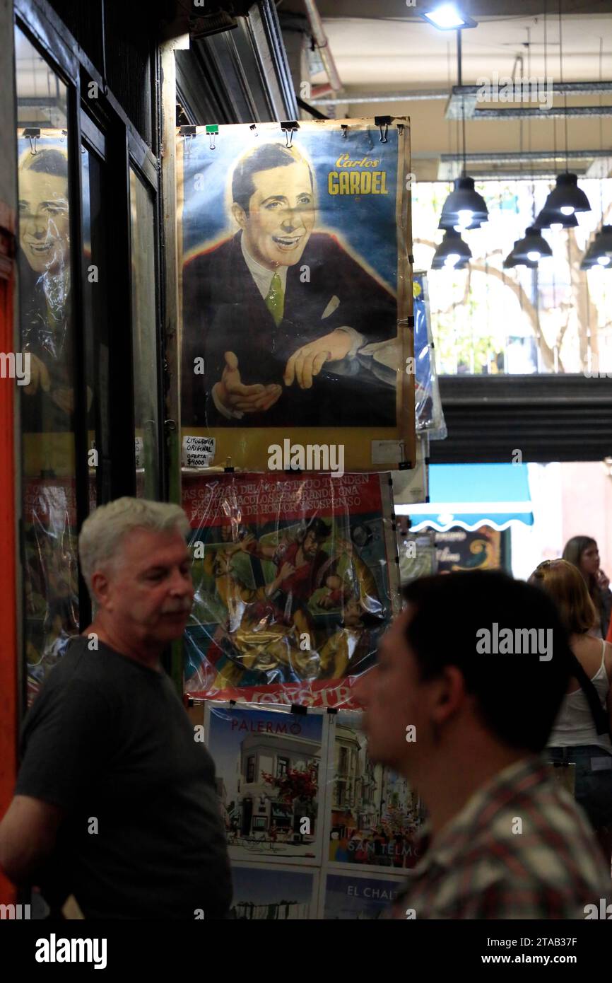 Das Poster von Carlos Gardel, dem französisch-argentinischen Sänger, Songwriter und Sänger und Schauspieler, hängt vor einem Antiquitätenladen auf dem San Telmo Market. Stockfoto