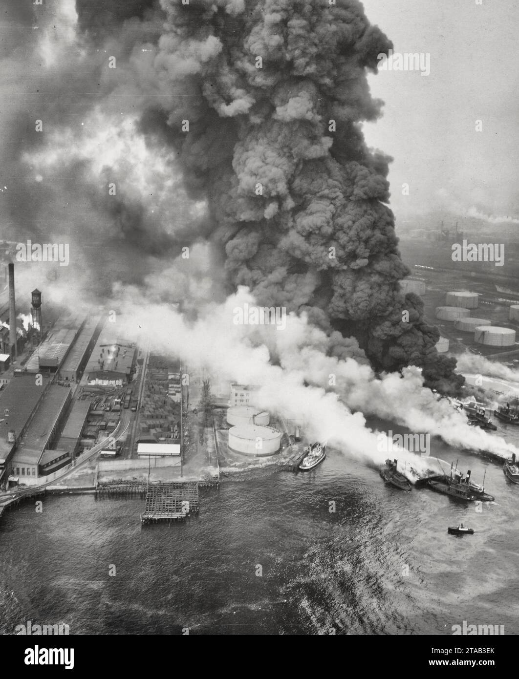 Luftaufnahme des Ölfeuers in Bayonne, New Jersey - 4. Juni 1930 Stockfoto