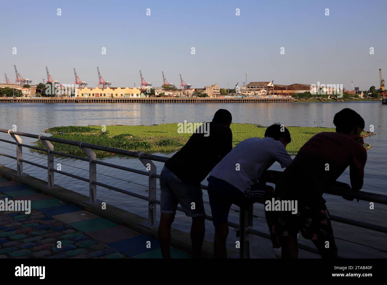Besucher am Flussufer des Riachuelo im Bezirk La Boca.Buenos Aires.Argentinien Stockfoto