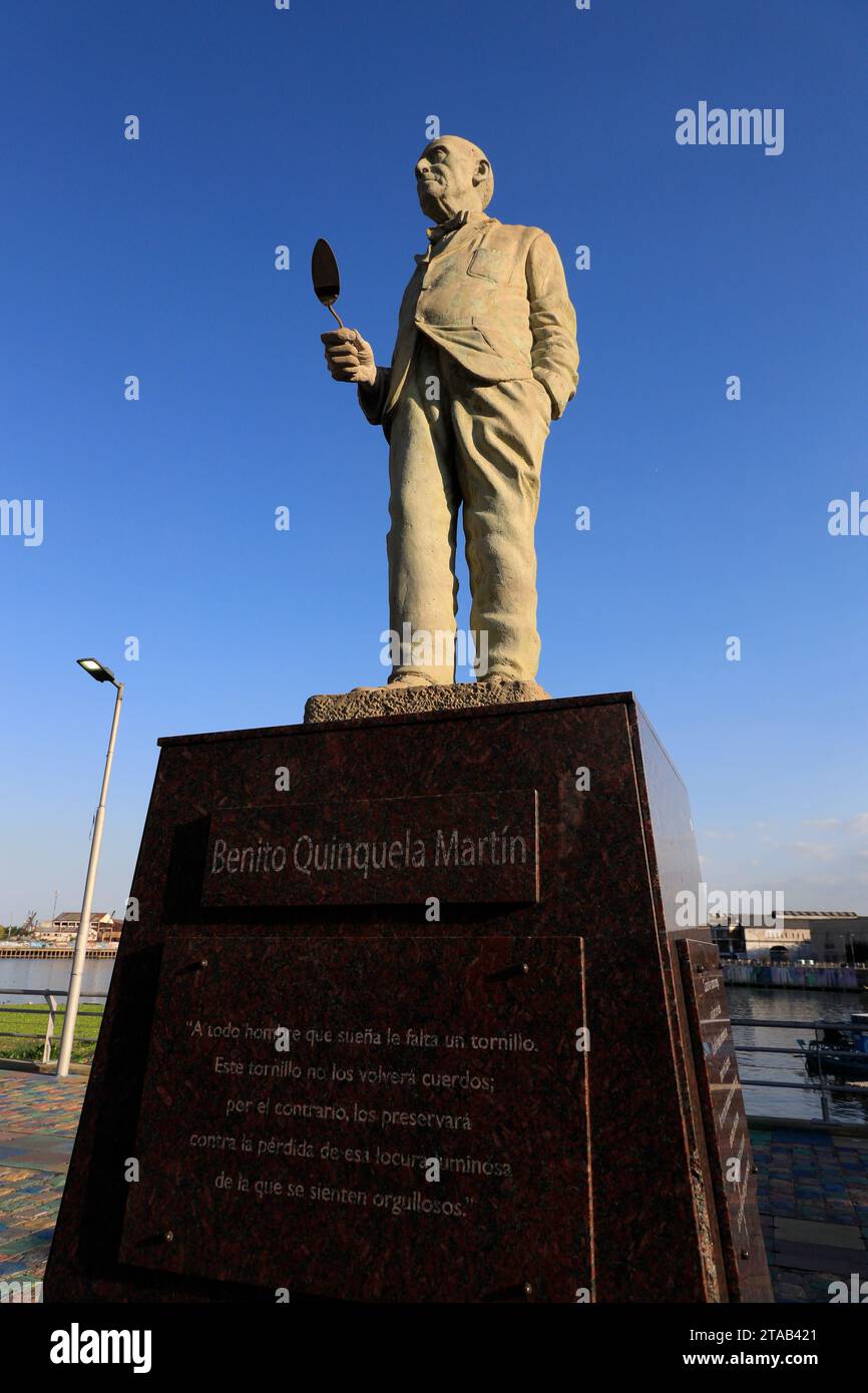 Die Statue von Benito Quinquela Martín am Fluss Riachuelo im Bezirk La Boca.Buenos Aires.Argentinien Stockfoto
