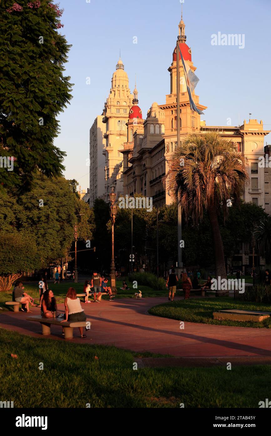 Plaza Mariano Moreno mit dem Gebäude Edificio de La Inmobiliaria und Palacio Salvo auf der Avenida de Mayo im Hintergrund.Buenos Aires.Argentinien Stockfoto