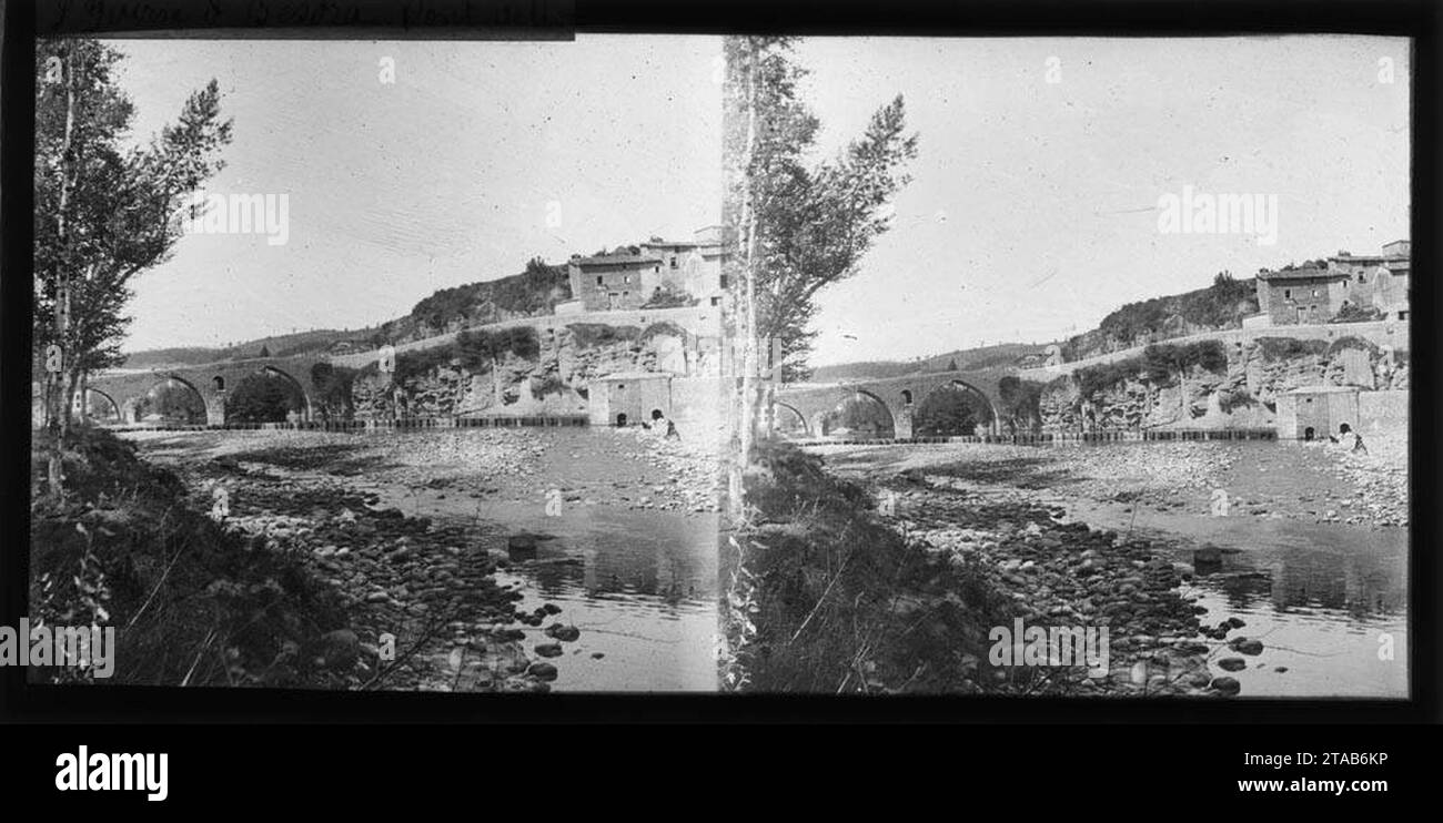 Vista parcial de Sant Quirze de Besora amb el riu Ter i un pont. Stockfoto