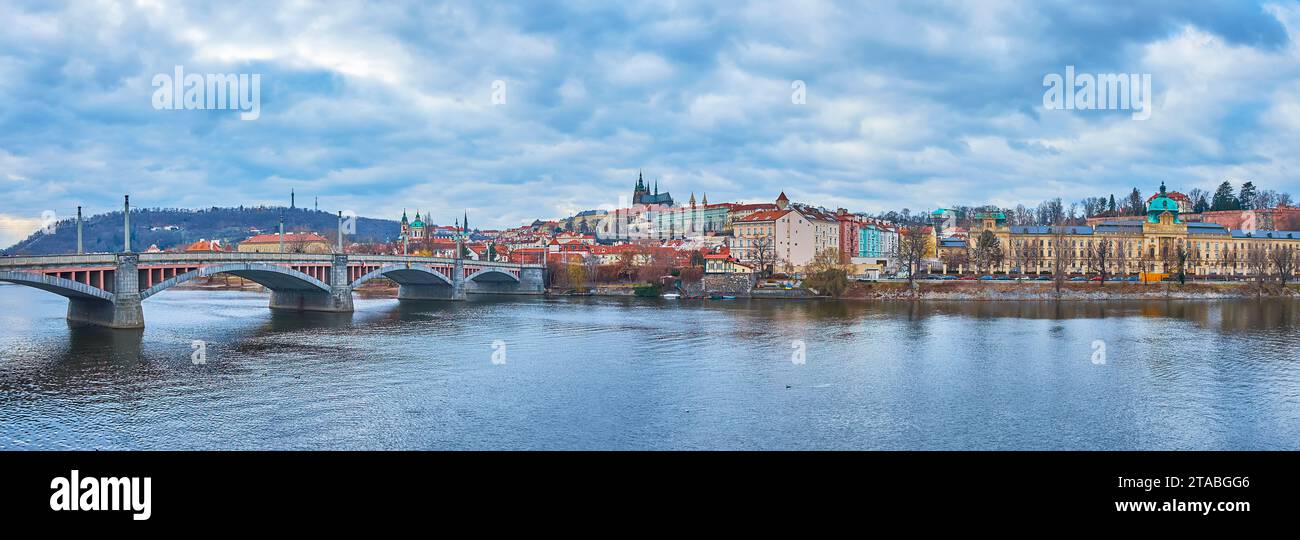 Panorama von Prag an einem bewölkten Tag mit Moldau, Manesbrücke und Veitsdom im Hintergrund, Prag, Tschechien Stockfoto