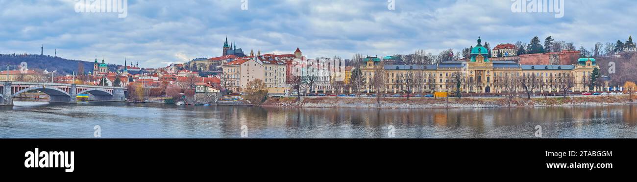 Panorama des neobarocken Gebäudes der Akademie Straka (Regierungssitz der Tschechischen Republik) und der gotischen Veitskirche hinter der Moldau, P. Stockfoto